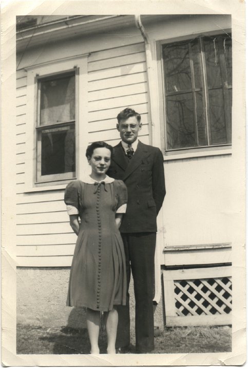 0108.jpg - Ray Roth & Edna Reschly  1943