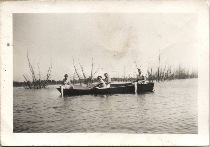 0136.jpg - ???, Edna Reschly rowing, ???, ???