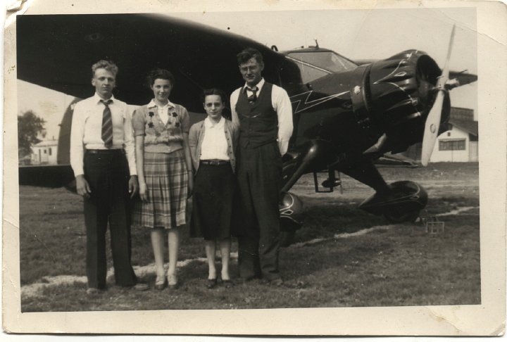 0206.jpg - Marlin & Aldine Wyse, Edna & Ray Roth.  Airplane rides!  1944c    The plane is a Stinson Reliant Gull Wing, built in the late 30s, early 40s.