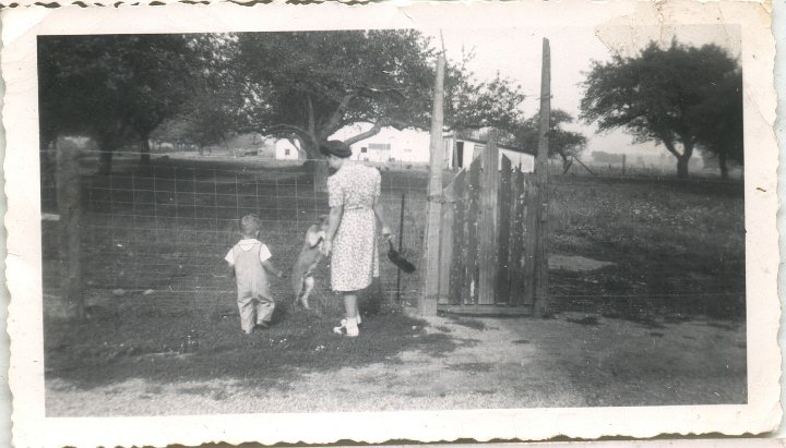 0359.jpg - Edna and Fred Roth at Vernon Kauffman's in Mich  1949