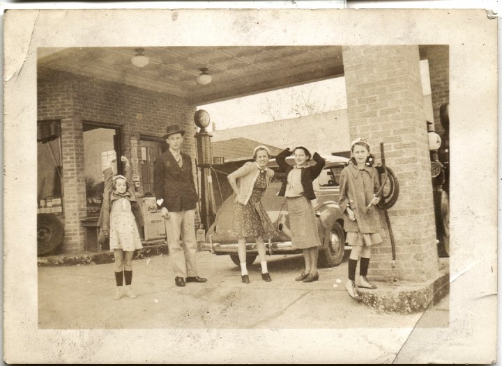 0449.jpg - Harold, Geneva, Treva, Lola Von Bontrager, Edna Reschly, Bernice Schrock.  Trip to Texas  1940-41.