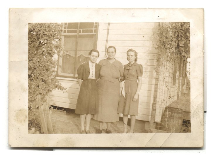 0450.jpg - Edna Reschly, Alta Gingerich, Katherine Schrock   Trip to Texas 1940-41