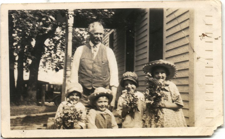 0510.jpg - Irene, Donald, Edna & Alice Reschly in Noble, IA.  Elderly Mr. Hunt was the father of Anna Hunt Reschly  1925c