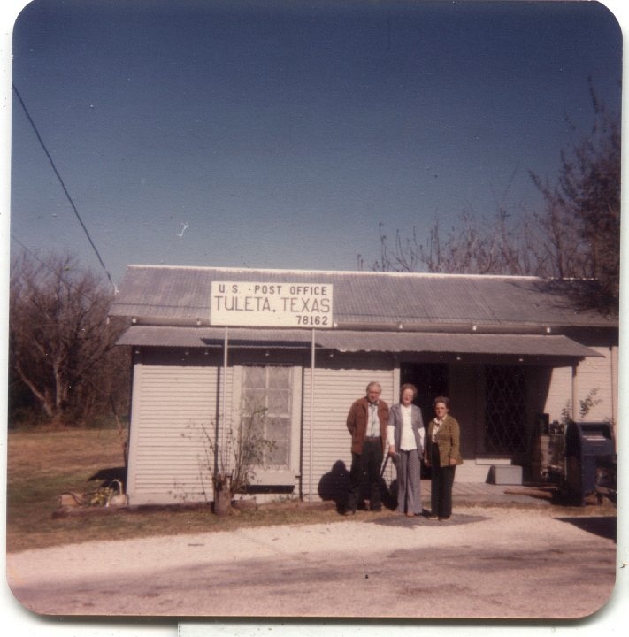 0773.jpg - Edna Roth and ??? in Tuleta, TX.  1972c