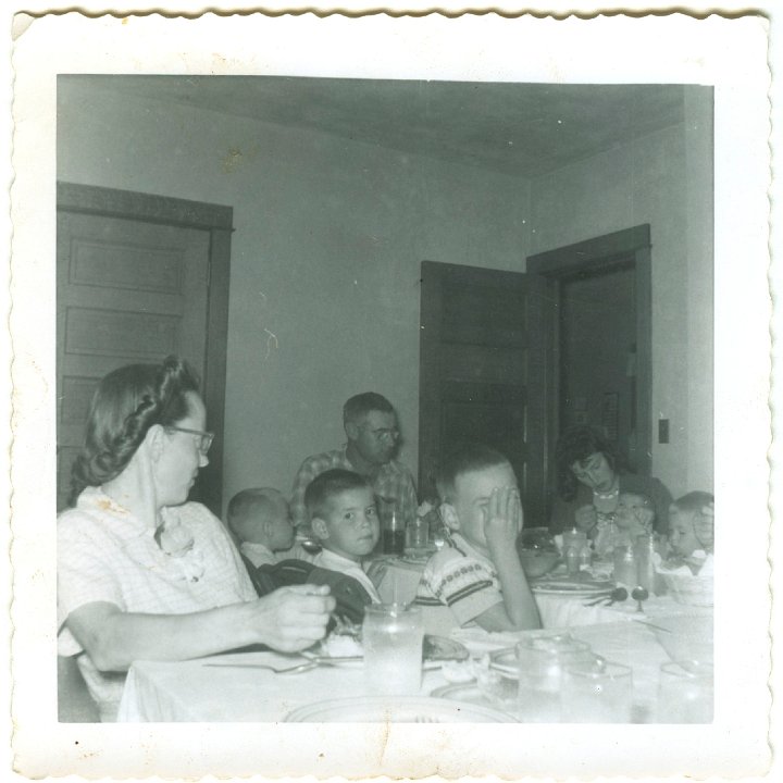 1068.jpg - Edna, Lynn Roth, Steven Rebling, Lamar, Ray Roth, Donna Rebling, Rusty & Jim Rebling.  At the Paul Reblings' house1958c