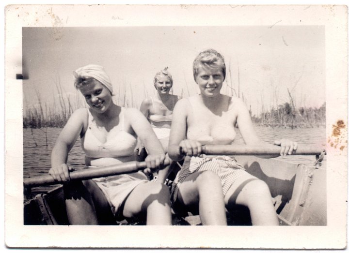 1506.jpg - Edna's high school friends on an outing.  1938c