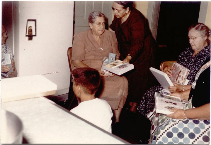 1713.jpg - Edna Roth, unknown boy, Alta Gingerich, Katie Reschly, Della Christner.  1957c