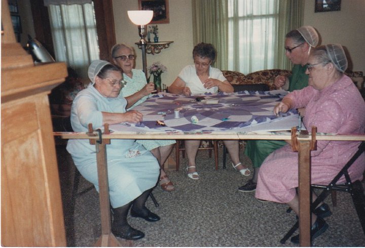 1841.jpg - Edna's quilting group from Kalona