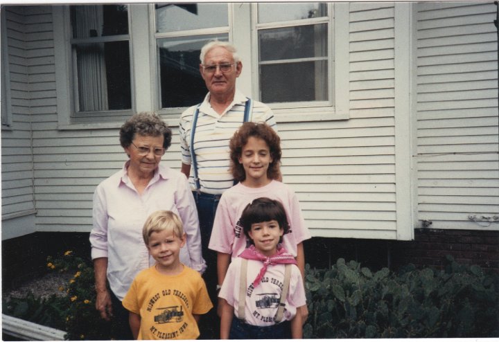 1859.jpg - Edna, Aaron, Ray, Jennifer, Mikayla Roth   1985