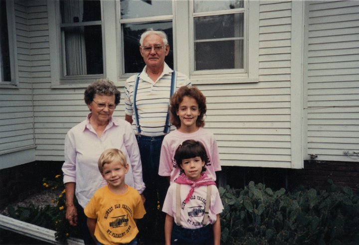 1860.jpg - Edna, Aaron, Ray, Jennifer, Mikayla Roth   1985