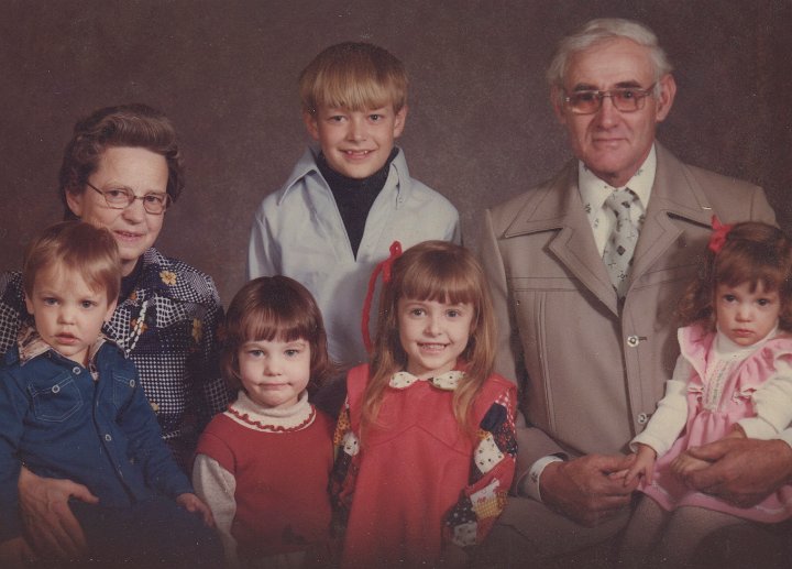 1880.jpg - Ray & Edna Roth with Grandchildren.  Jeff, Edna, Julie, Kevin, Tina, Ray, Jennifer Roth   1974