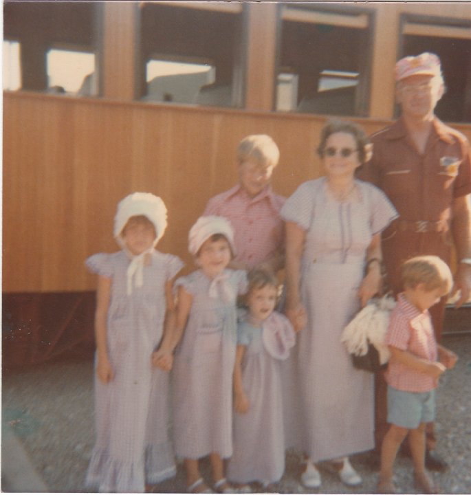 1910.jpg - Tina, Julie, Kevin, Jennifer, Edna, Jeff, Ray Roth at Old Threshers.