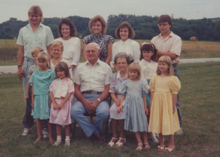 1961.jpg - Kevin, Aaron, Stephanie, Nik, Ashley, Julie, Ray, Tina, Jenna, Edna, Alex, Mikayla, Jeff, Meryl.