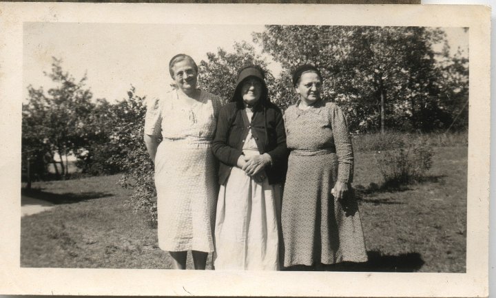 0113.jpg - Alta Gingerich, Tina Gunden Swartzendrube, Katie Reschly  1948c