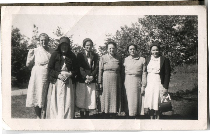 0114.jpg - Alta Gingerich, Tina Gunden Swartzendruber,  Katie Reschly, ??.  1948c