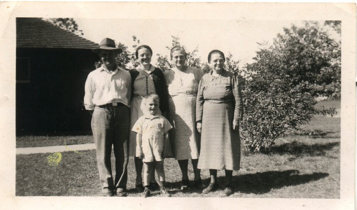 0403.jpg - Katie Reschly, Alta Gingerich, Ruth, Vernon & Robert Kauffman   1940c