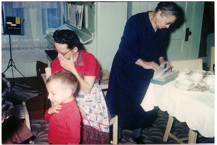 1387.jpg - Reynolds & Edna Roth and Katie Reschly at Irene Pankoke's house.  Katie looking at greeting cards Dudley was selling.