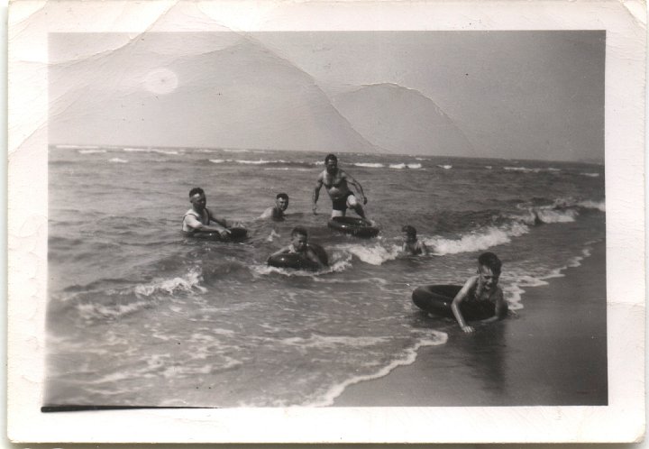 0338.jpg - Vernon, Ray, Ralph, Robert, Fred, Garry in Lake Michigan  1949c