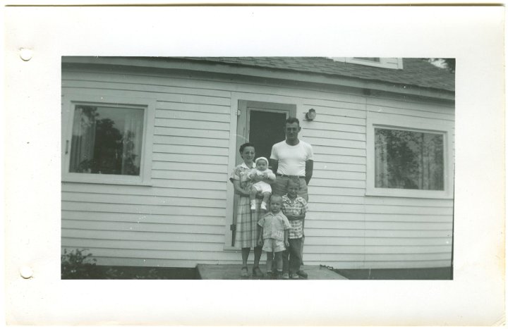 1280.jpg - Edna, Lynn, Larry, Ray, Fred Roth.  1951