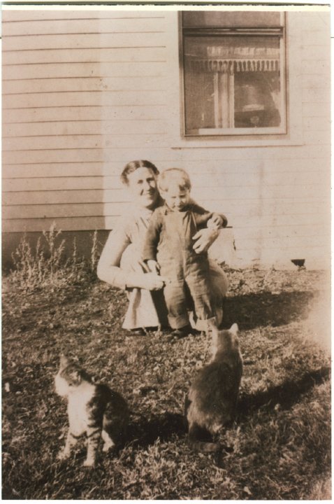 1306.jpg - Fannie & Ray Roth with kittens.  1923c