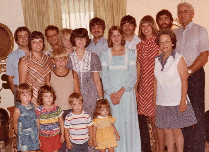 1916.jpg - Ray & Edna Roth Family picture.  1977