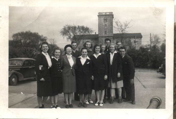 0069.jpg - Olds Senior Class Trip.  Lollabelle Reschly 3rd from left, Edna Reschly, 4th from left