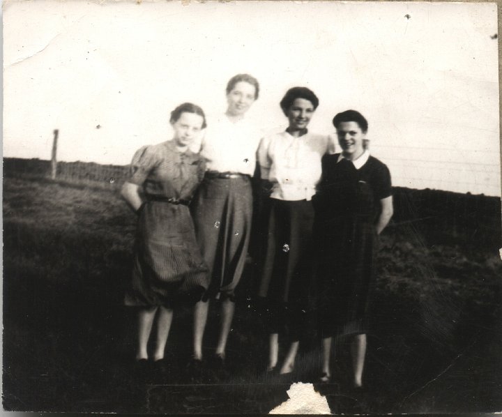 0138.jpg - Edna Reschly, Alice Eichelberger, Aldine Eichelberger, Irene Reschly.  1939c  Trip to Peoria to sing.