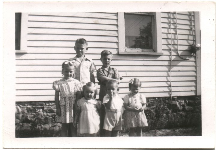 0160.jpg - Reschly cousins:  back:  Louise & Gary Reschly, Robert Kauffman, Alice Kauffman, Fred Roth, Joanne Reschly  1948c