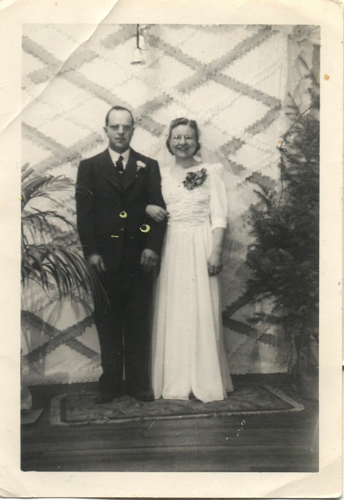 0262.jpg - Harold & Lollabelle Reschly  m. 12/25/1942   Irene Pankoke was married in the same wedding dress.