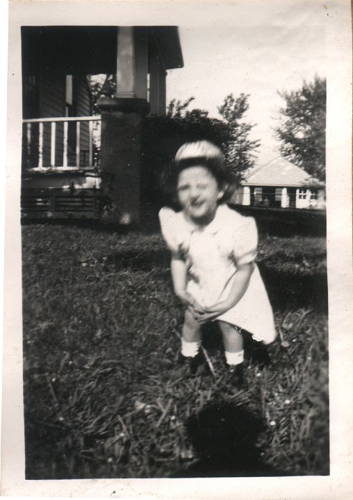 0381.jpg - Louise Reschly in yard.  1946c booklet 10 of 10