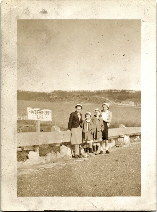 0465.jpg - Bagnall Dam--Edna Reschly, Lola Von & Treva Bontrager, unknown.  Trip to Texas 1940-41