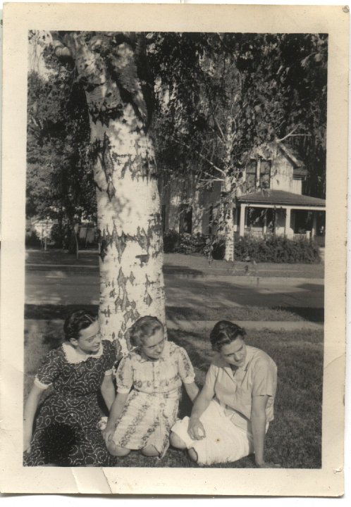 0579.jpg - Edna Reschly, Isabelle Schrock, Irene Reschly  1939c