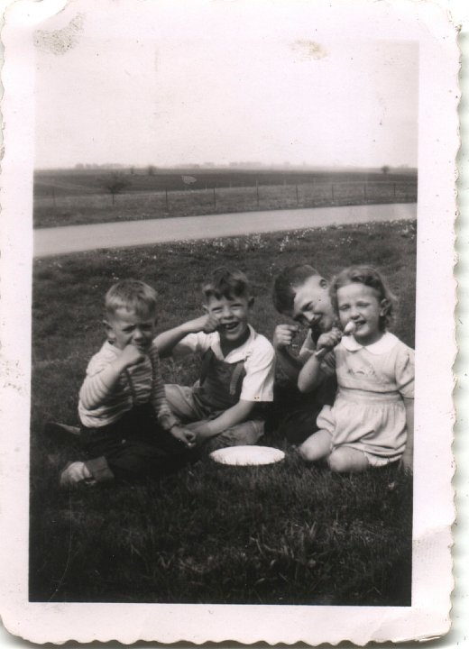 0635.jpg - Richard, Edward,Gary, Louise Reschly.   1933c