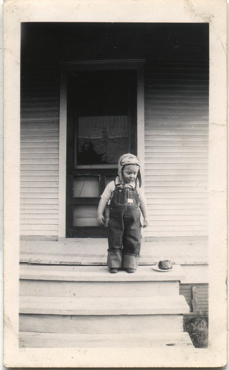 0645.jpg - Lonnie Lee Saltzman  2 yrs old  1944