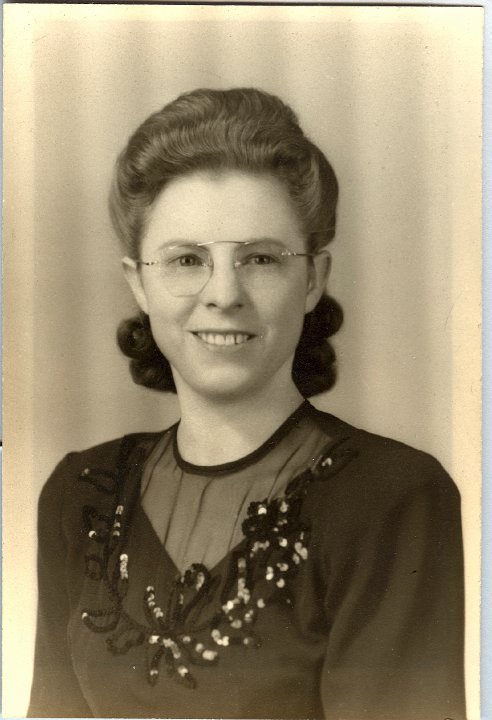 0905.jpg - Vera Reschly Bauchman. 1948c  Washington, IA   Daughter of Harry Reschly