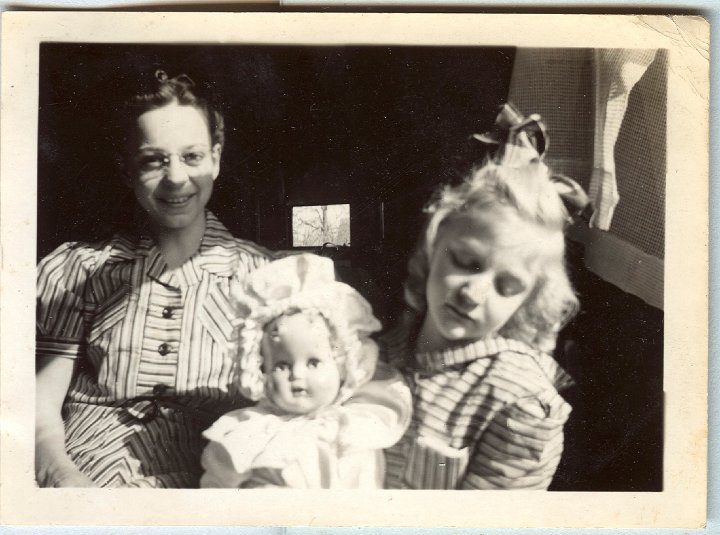 0906.jpg - Edna Reschly, Louise, Margaret Sandeen 1943c