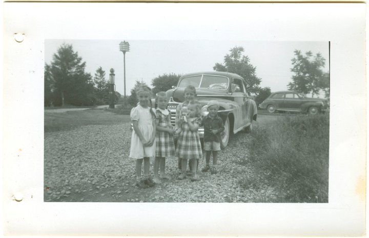 1279.jpg - Alice Kauffman,Diane & Charlotte Steckley, Fred back, & Larry Roth.  1951  Plane picture was taken the same day.