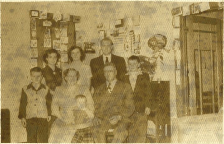 1346B.jpg - The Henry & Mable Reschly Family.  Back left:  Beverly, Dorothy, Carl, Ron; front left:  Wilbur, Mable holding Jerry, Henry Reschly.  1952c