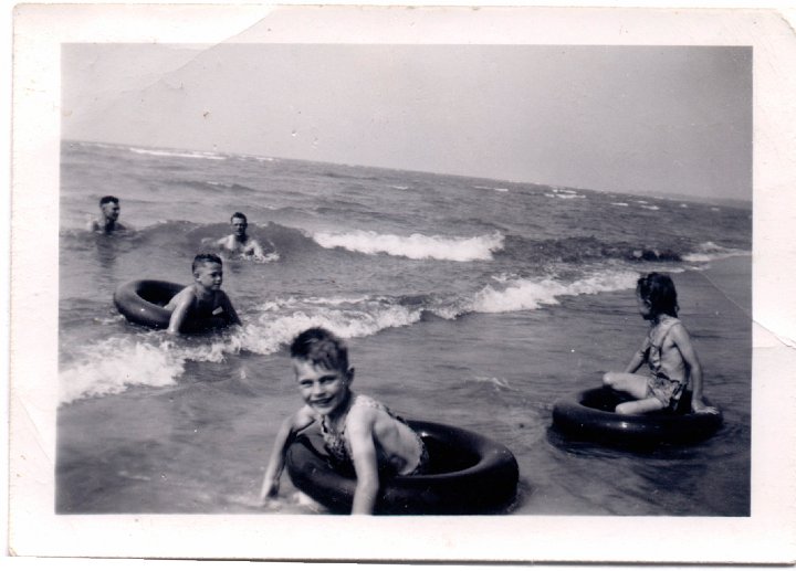 1521.jpg - Ray Roth, Gary, Ralph Reschly, Robert Kauffman, Louise Reschly  in Lake Huron. 1947