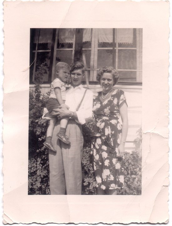 1540.jpg - unknown family in front of Wm Reschly's house.  1947c