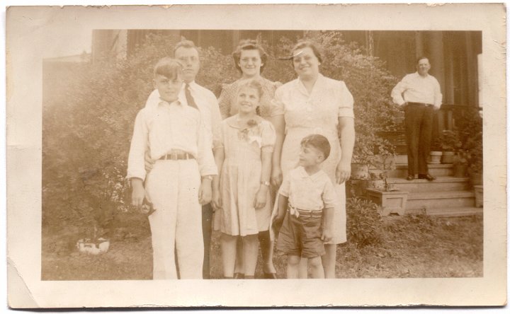 1548.jpg - Ralph & Betty King & family, Millie O., and Willam Reschly on the steps.  1939c from Chicago, Ill.