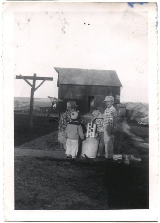 0157.jpg - Making home made ice cream.  Reynolds, Ray, Lynn, Larry Roth