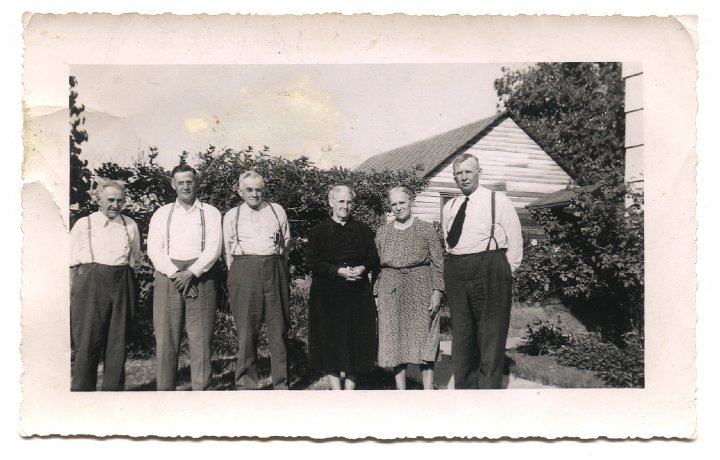 0185.jpg - Fannie Gerig brothers and sister.  1948c   left:  Martin, Henry, Amos, Fannie, Lizzie, Ben Gerig