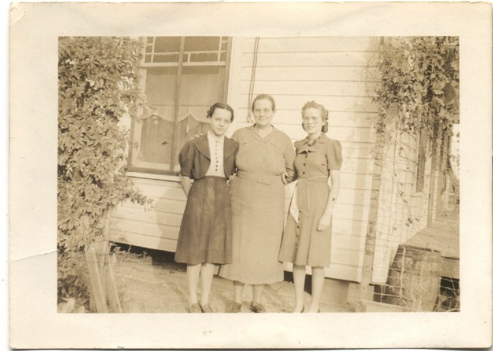 0200.jpg - Edna Roth, Alta Gingerich, Bernice Schrock  1945c