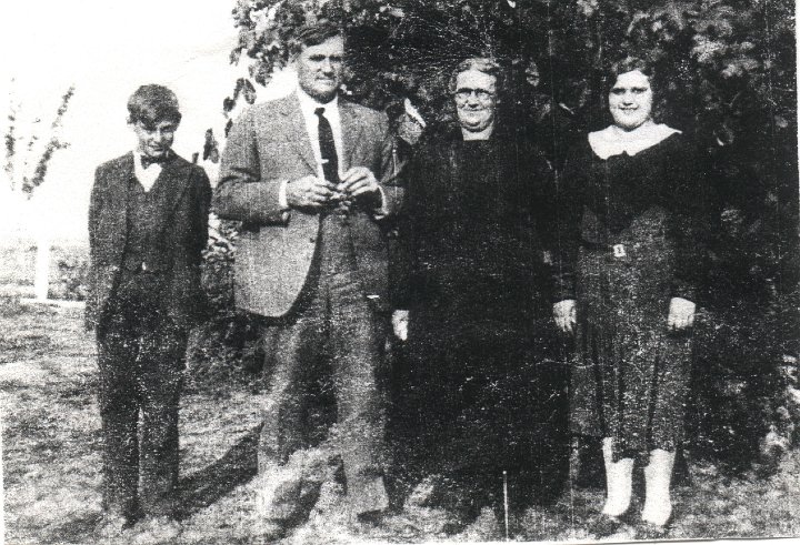 0423.jpg - Levi, Joseph, Fannie, & Mary Roth 1929c  Scanned from a photocopy of a picture.