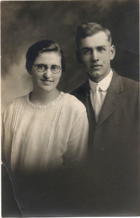 0427.jpg - Earl & Mary [Roth] Swartzendruber 1901  Wedding Picture?  6/15/1901