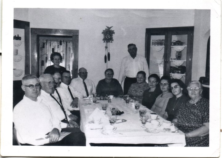 0436.jpg - Ray, Levi, Earl S., Wilmer, Elsie [standing], Bill & Helen Beachy, Orie [standing], Mayme, Wilma, Olive, Edna, Mary S.  Wilmer [son of Dan & Lizzie Roth] & Olive Roth from Oregon are visiting.