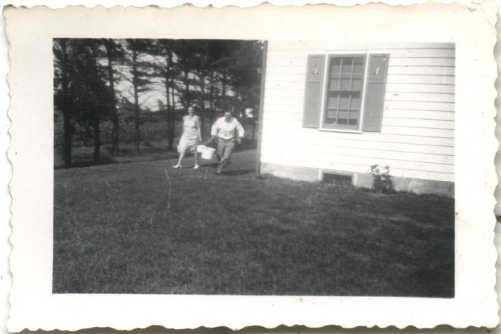 0483.jpg - Bill & Helen Beachy 'fetching a pail of water'  1940  chivelrie?  Married 12/31/39   Sister to Ray Roth.