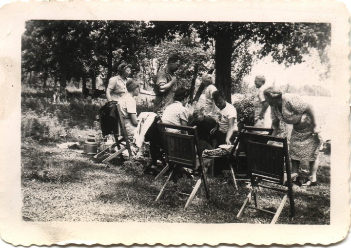 0500.jpg - Ray & Edna Roth  1943c  Picnic  Sunday school class??