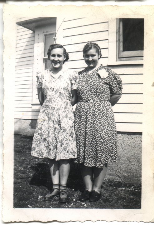 0623.jpg - Dorothy Roth & Marie Swartzendruber  1944c